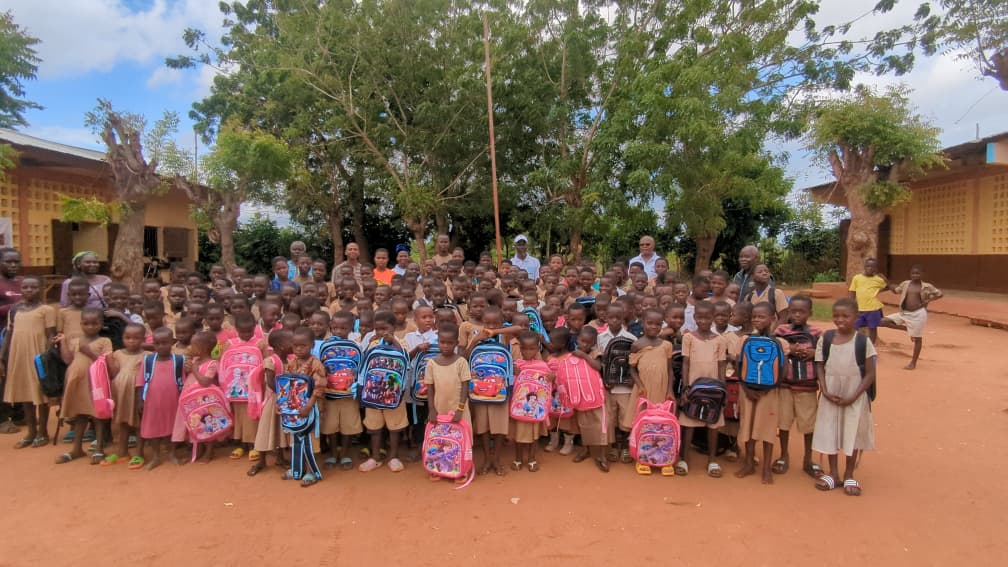 L&rsquo;association ADED fournit kits scolaires et subvention aux élèves de l’EPC Kpota-Djoguimé